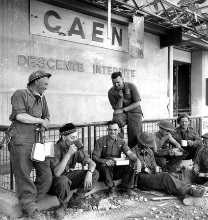 564px-Caen_gare_1944