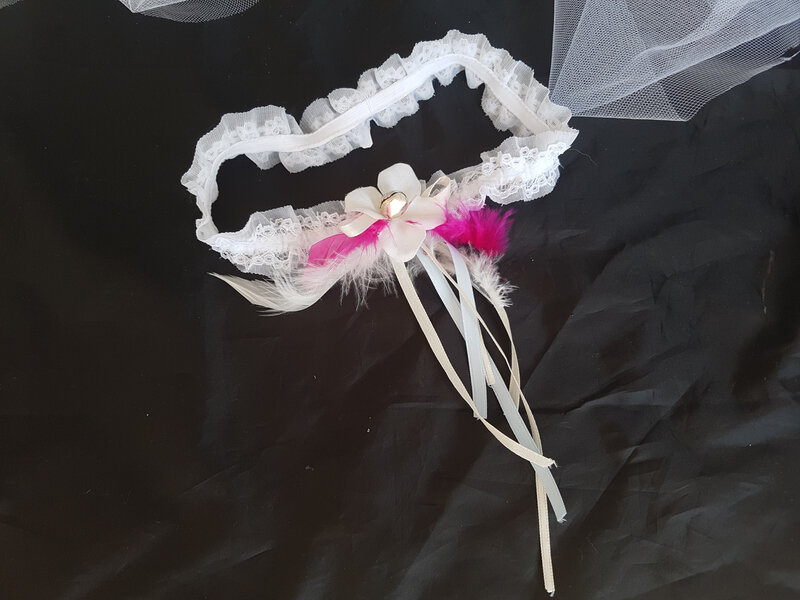 Jarretière mariage grelot plume fuchsia blanc