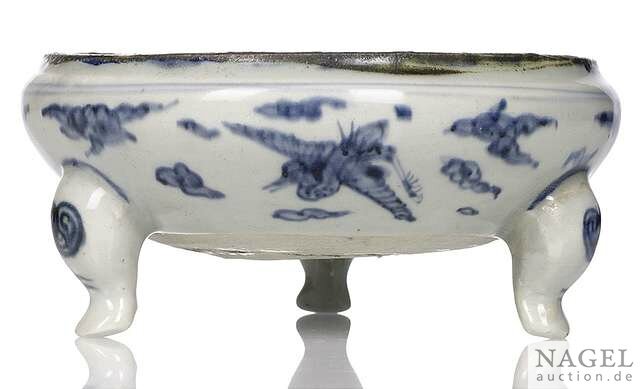 A blue and white porcelain crane tripod censer, China, Wanli period