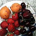 Fruits de saison - nèfles, fraises et cerises