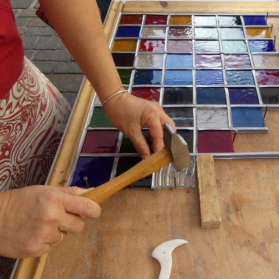 5-sertissage- atelier vitrail participatif - Gontel et Dupin