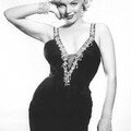 1952 marilyn en robe noire col bijoux