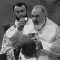 Padre Pio donnant la Communion