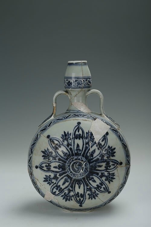 Blue-and-white flat vase with the design in Islamic style, Yongle period(1403-1424)