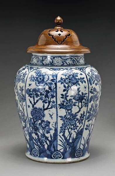 A blue and white Transitional brush pot, 17th Century with Chenghua mark. -  Bukowskis