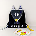 Sac loup personnalisé prénom Martin cartable rentrée maternelle bleu marine jaune moutarde cadeau enfant personnalisable