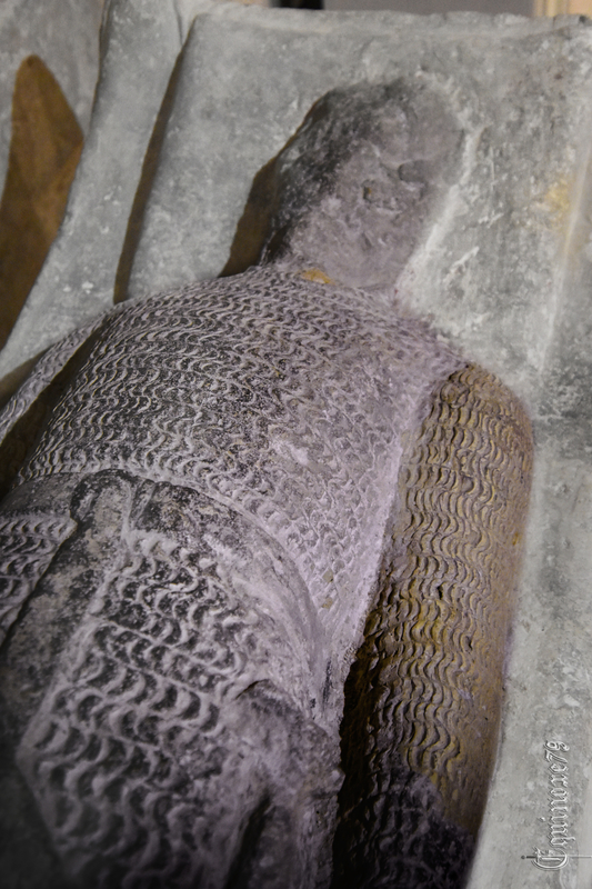 Pierre tombale découverte au cours des fouilles archéologiques abbaye maillezais (3)