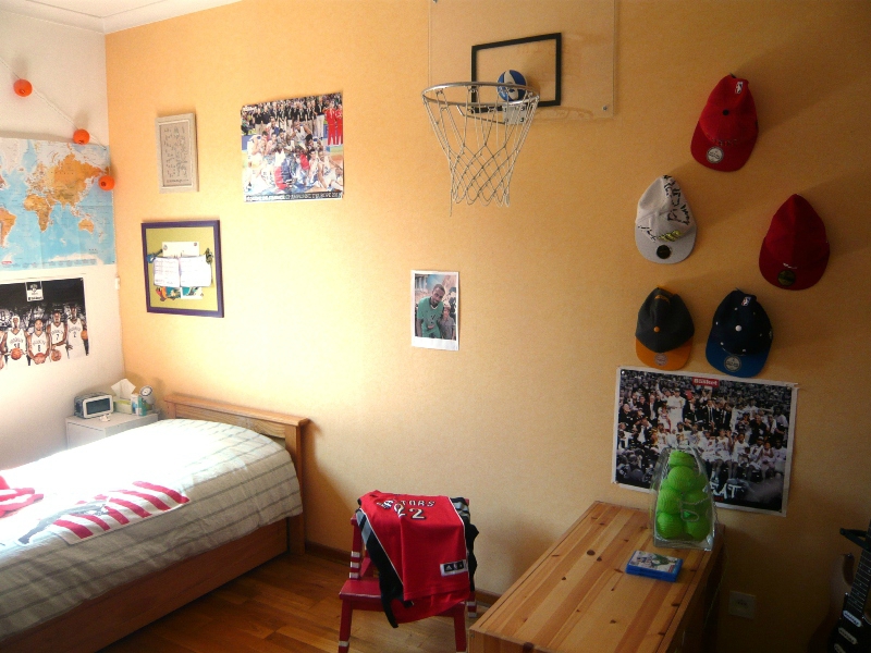 Une Chambre D'enfants Sur Le Thème Du Sport Avec Une Décoration Murale Sur  Le Thème Du Football Et Un Mini Panier De Basket-ball Et Un Lit Confortable