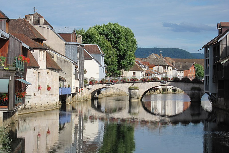 Fantastic_reflection_of_the_bridge_over_the_loue_and_the_houses_of_Ornans_-_panoramio