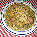 Ragoût de boulettes de viande aux pois chiches et pâtes à la sauce piquante
