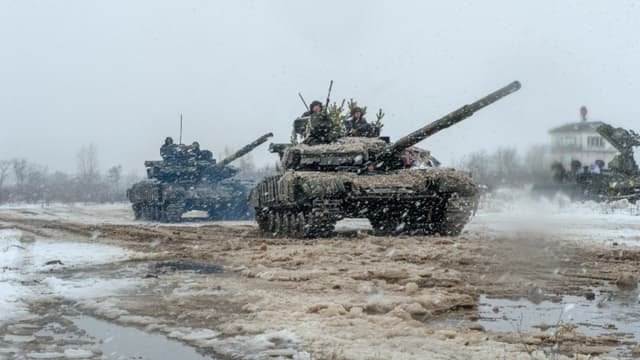 Des-soldats-ukrainiens-s-entrainent-avec-leurs-chars-dans-la-region-de-Kharkiv-en-Ukraine-le-10-fevrier-2022-1234545