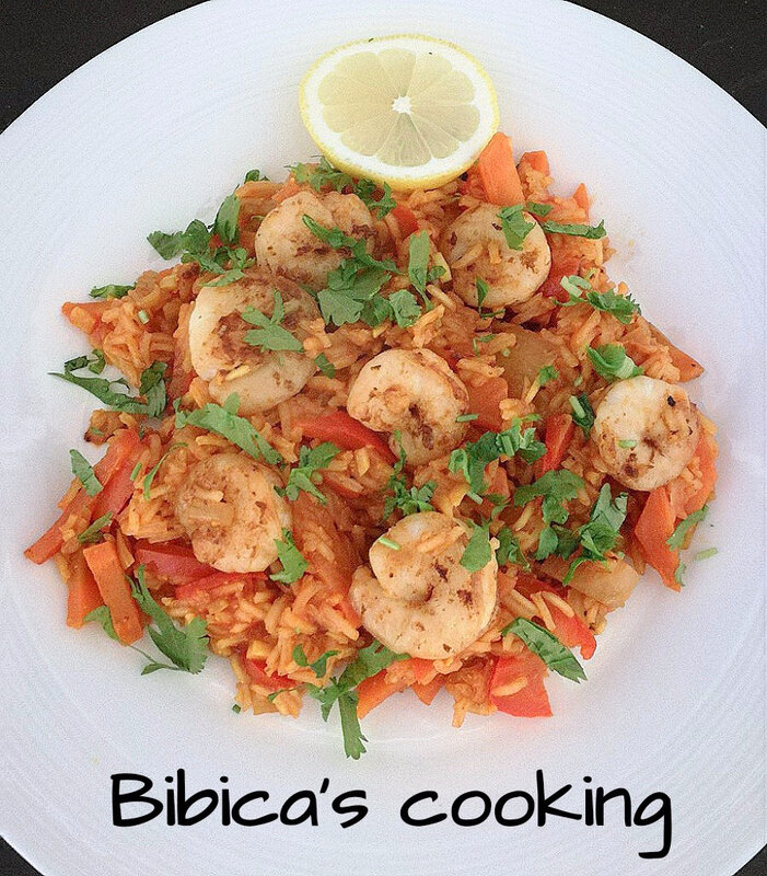 Plat de riz à l’espagnole, crevettes et coriandre fraîche