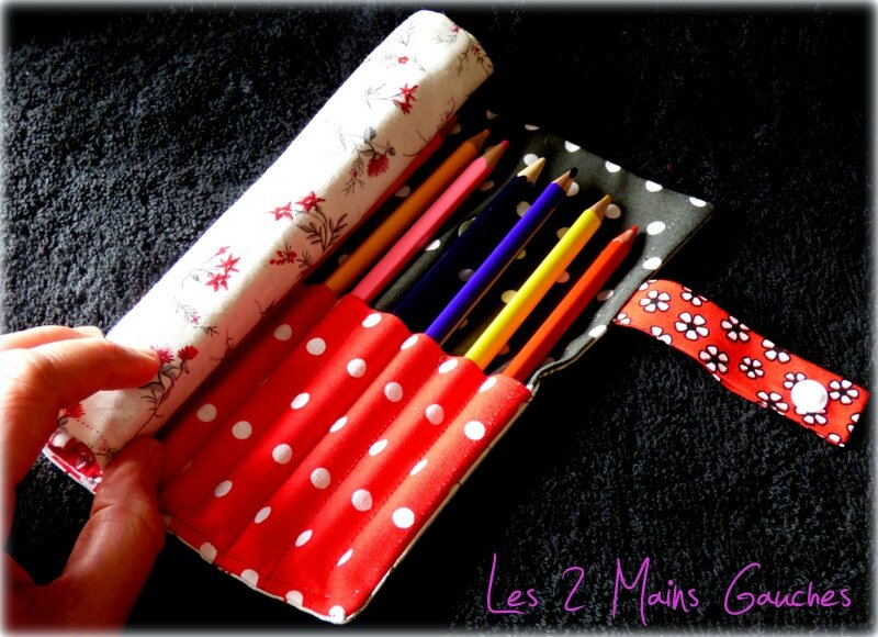 trousse roulée fleurie rouge doublure à pois