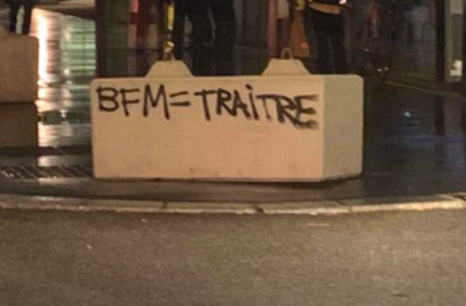 Medias-corrompus-BFM-traitre-des-gilets-jaunes-reunis-devant-BFMTV