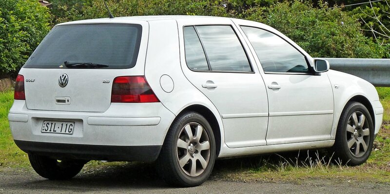 1280px-2003-2004_Volkswagen_Golf_(1J)_Sport_5-door_hatchback_01