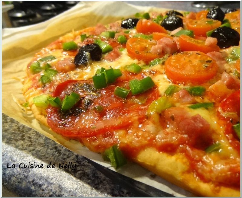 Pizza Chorizo, Jambon, Poivrons, Tomates Cerises, Olives Noires LA