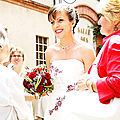 Mariée avec robe brodée de bordeaux rouge, bijoux mariage rouges