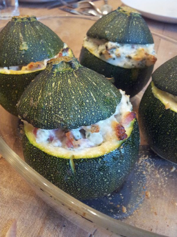 Courgettes farcies à la ricotta et aux lardons - la petite cuisine de julie