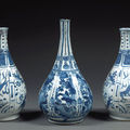 Trois vases piriformes légèrement côtelées, arita, xviiie siècle