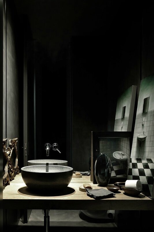 Couleurs-sombres-ambiance-cabinet-curiosites-design-milan-Charles & Ray Eames (3)