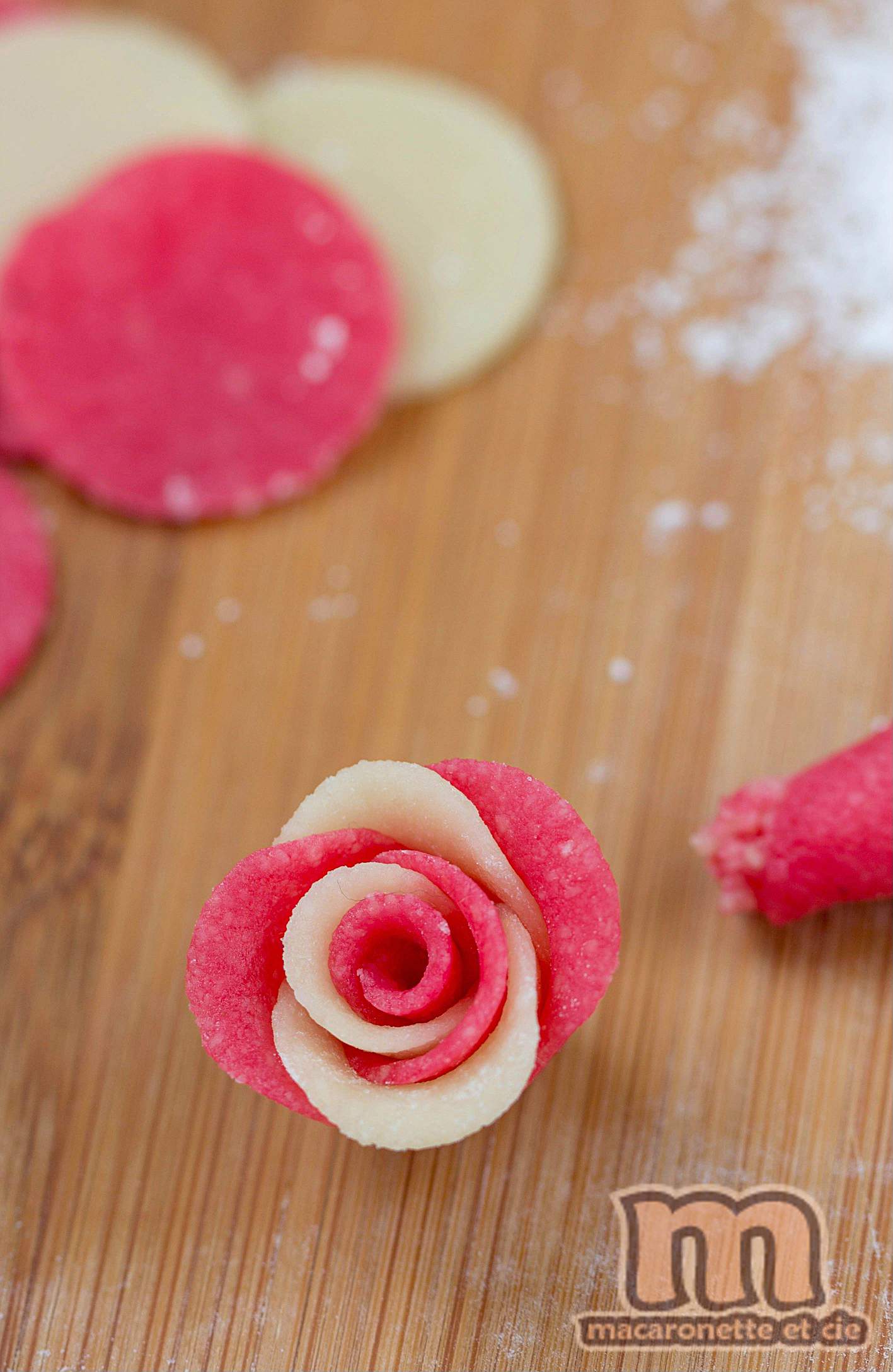 Rose en pâte à sucre ou pâte d'amande (sans matériel) : Il était