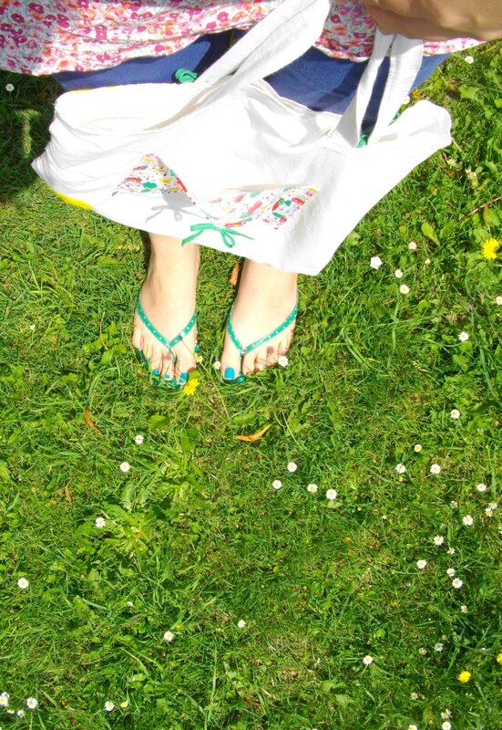 tote bag jardin pieds herbe tongs vertes