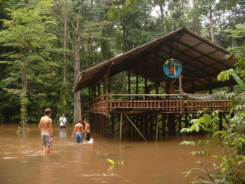 Le carbet entouré d'eau Notre séjour en Guyane