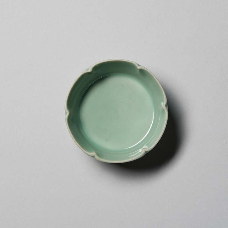 An exquisite Longquan celadon hexafoil brush washer, Southern Song Dynasty (1127-1279)