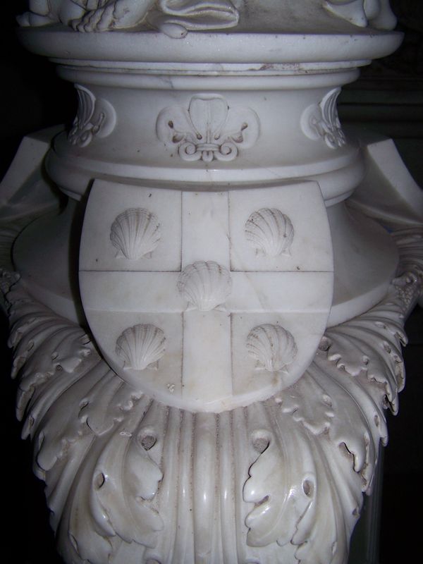 Blason de la famille de La Rochejaquelein sculpté sur les candélabres