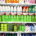 Accumulation futurs Déchets plastiques PEhd PP - Rayonnages magasin - Consommation - Recyclez vos flacons de douche et shampoing