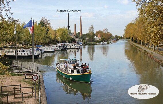 Site_du_BISTROT_CONSTANT_au_bord_du_canal_et_du_port_de_Montech_au_premier_plan_Croisiere_LIBERTY_SHIP