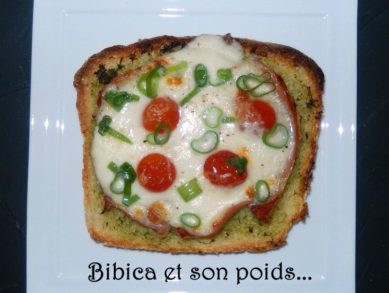 Bruschetta Serrano, basilic et mozzarella gros plan