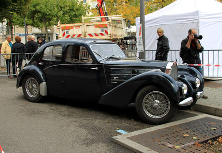 Bugatti_type_57_Galibier_berline_4_portes_de_1939__Rallye_de_France_2010__02