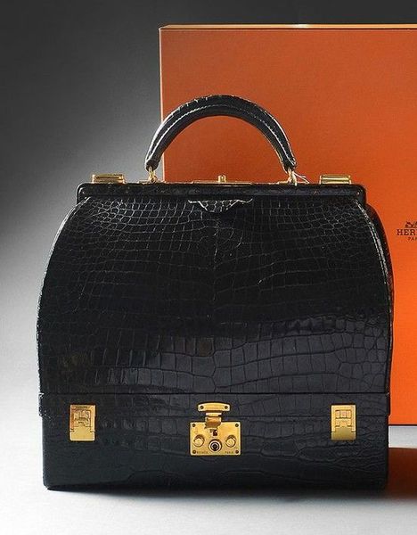 Hermès 32cm Matte Rouge H Porosus Crocodile Retourne Kelly Bag, 2010 -  Alain.R.Truong