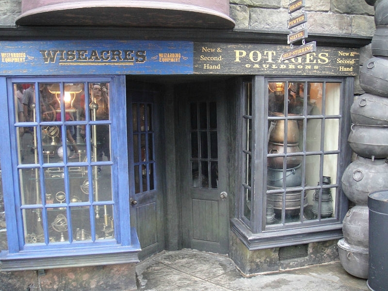 Wizarding_World_of_Harry_Potter_-_Wiseacres_Wizarding_Equipment_and_Potages_Cauldrons_shops_(5014152082)