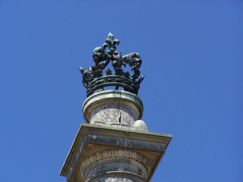 La colonne de la Duchesse d'Angoulême, détail de la couronne