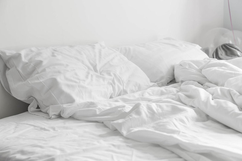 1237362-lit-froisse-avec-oreiller-blanc-en-desordre-decoration-dans-la-chambre-gratuit-photo