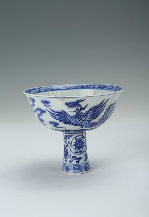 Blue-and-white high-stemmed cup with the design of clouds and phoenix, Yongle period(1403-1424)