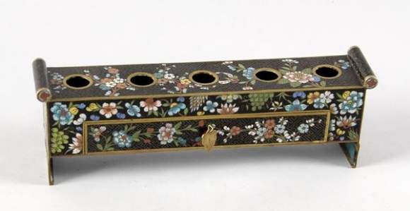 Très belle et ancienne boîte à opium en argent et émail, décor à