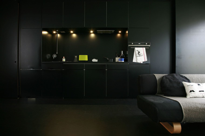 une-cuisine-noire-qui-se-fond-dans-le-decor_5214171