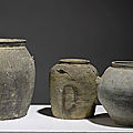Lot composé de trois pots à anses boucles, Vietnam, dynastie des Lê, 15°- 16° siècle