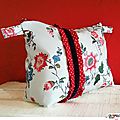 Grosse trousse de toilette rétro blanc cassé à fleurs ,froufrou rouge à pois velours violet toile enduite original artisanal