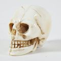 Vanité, crâne en ivoire finement sculpté. H : 3.5 cm