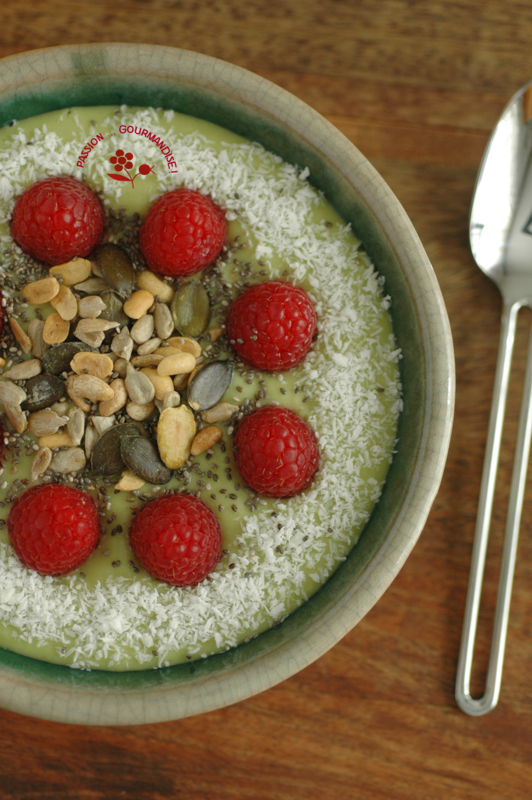 Smoothie bowl avocat-kiwi-ananas-crème de coco, framboises & graines_1