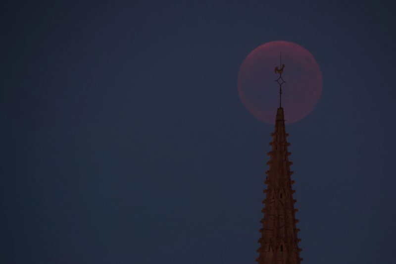 1 Eclipse Lune 270718 milieu coq nuages ym