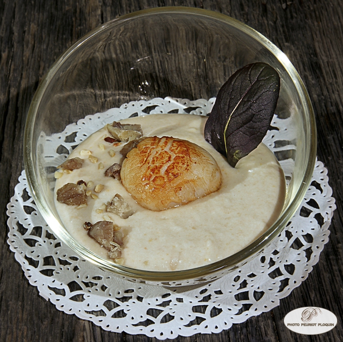 Royale_de_Saint_Jacques_snackees_sur_une_creme_deharicots_tarbais_eclats_de_chataignes_et_de_noisettes_Chez_Ernest_a_Montauban_82
