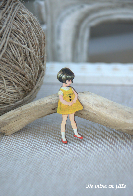 fillette brune robe jaune