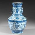Époque qianlong (1736-1795) vase de forme balustre en porcelaine blanche décorée en bleu sous couverte 