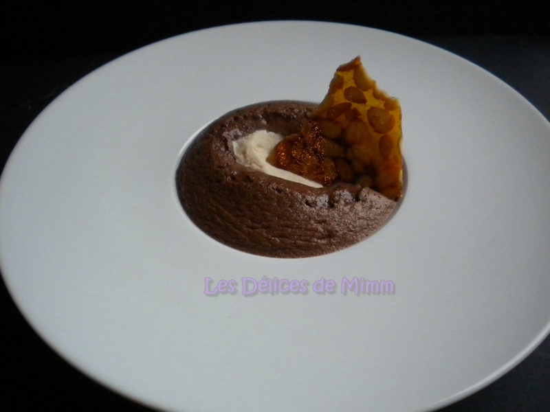 Mousse au chocolat chaude, glace vanille et nougatine aux pignons de pin