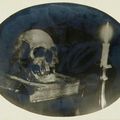 Vanité. c. 1930. Tirage argentique d'époque, découpé en ovale et contrecollé sur carton. 15 x 19,5 cm.